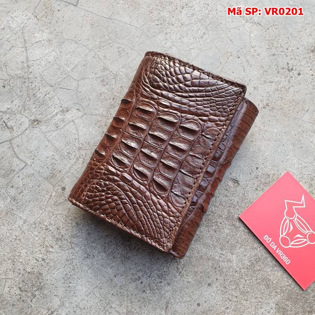 Kết hợp hoàn hảo giữa da cá sấu và phong cách hiện đại với ví nam 3 gấp gai lưng nâu VR0201.