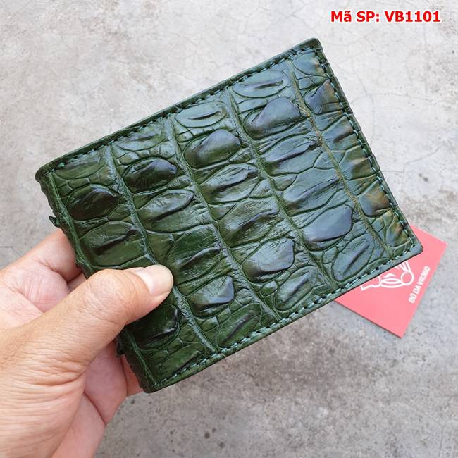 "Thêm sự lịch lãm vào phong cách của bạn với bóp ví da cá sấu xanh lá VB1101"