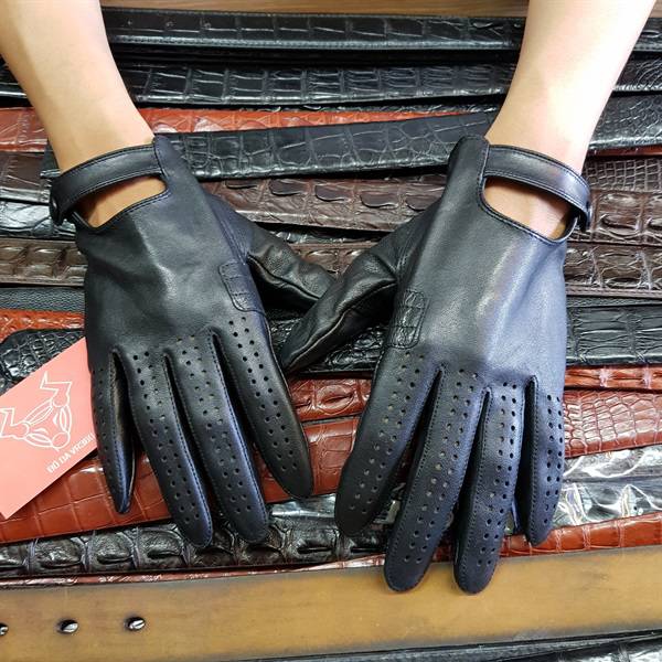 "Chất liệu da cao cấp cùng với công nghệ gia công tinh vi, găng tay GT16 đem đến sự êm ái và thoải mái cho bàn tay của bạn."