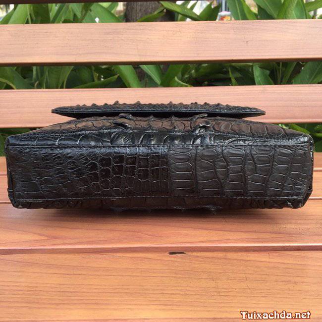 "Sự hoàn hảo trong từng chi tiết: Túi da cá sấu nam CST06"