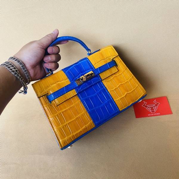 "Độc đáo và sang trọng: Túi Hermes Kelly Mini da cá sấu phối vàng + xanh dương"